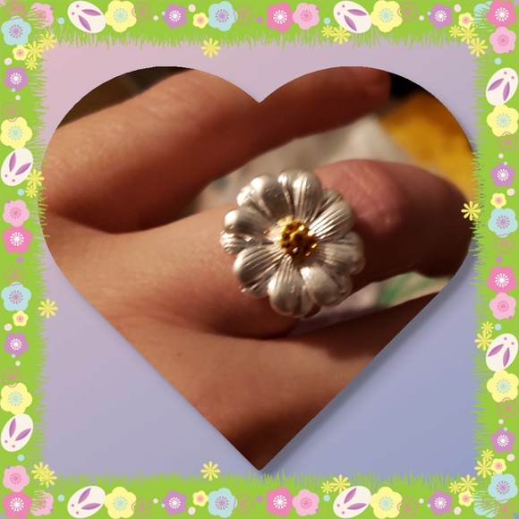 Sparkling Crystal Center Daisy Ring - Picture 2 of 11